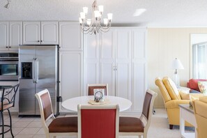 Dining - Smuggler's Cove 205, 2BR 2BA Oceanfront Condo in Atlantic Beach! (Atlantic Beach)