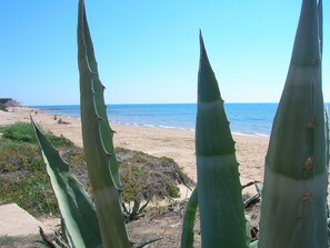 Beach - Charmantes Dachgeschoss mit Terrasse mit Blick auf die Landschaft. by Interhome (Punta Secca)