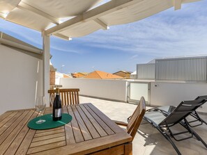 Outdoor dining - Charmantes Dachgeschoss mit Terrasse mit Blick auf die Landschaft. by Interhome (Punta Secca)