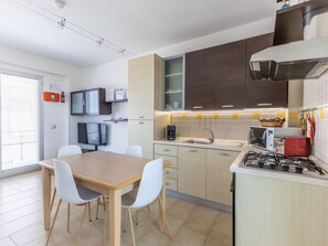 Fridge, microwave, oven, cookware/dishes/utensils - Flaches Meer by Interhome (Punta Secca)