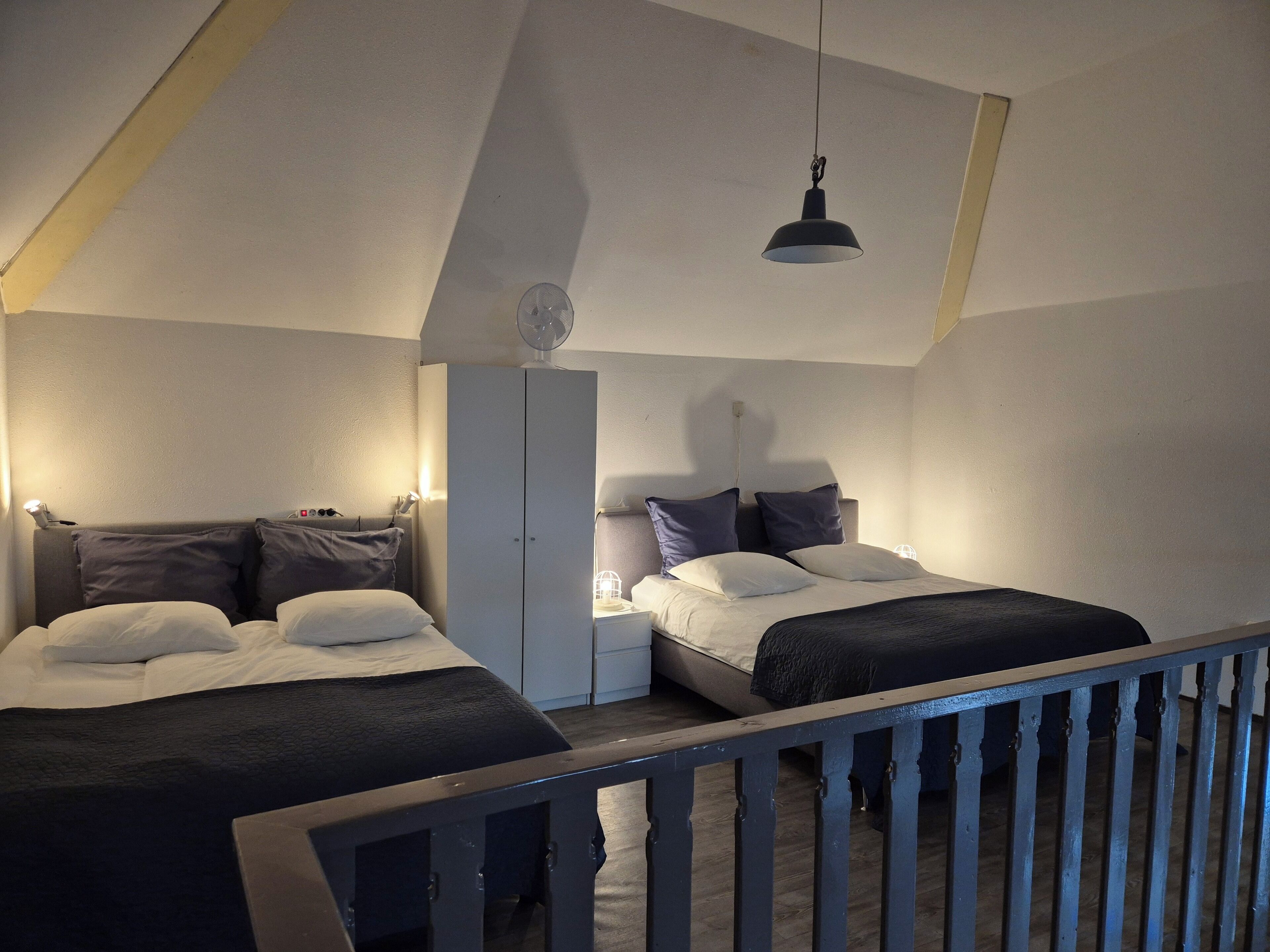 Tabla de planchar con plancha, wifi y ropa de cama 