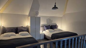 Tabla de planchar con plancha, wifi y ropa de cama