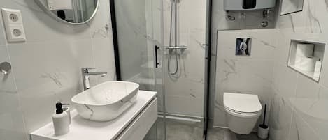 Douche, sĂšche-cheveux, serviettes fournies