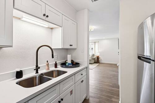 Clause | Private kitchen | Full-size fridge, microwave, oven, stovetop
