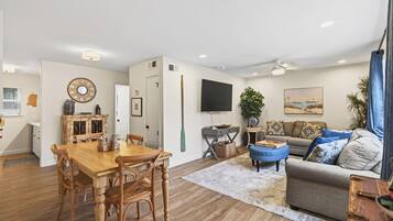 Apartment (Echo) | Wohnbereich | Smart-TV