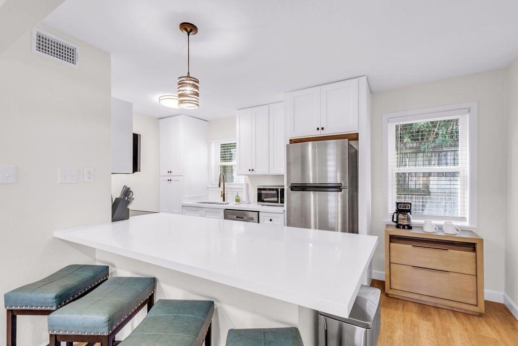 Drift | Private kitchen | Full-size fridge, microwave, oven, stovetop