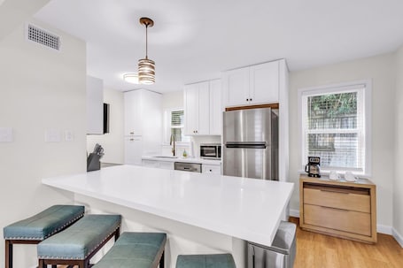 Refrigerador con freezer, microondas, horno, placa de cocina