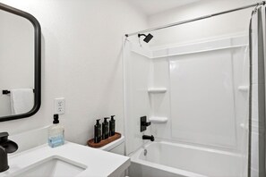 Clause | Bathroom | Combined shower/tub, hair dryer, towels, soap - Porter Condos (Ocean Springs)