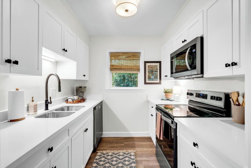 Comfort Condo, 1 Queen Bed, Non Smoking | Private kitchen | Full-sized fridge, microwave, oven, stovetop