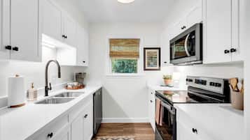 Comfort Condo, 1 Queen Bed, Non Smoking | Private kitchen | Full-sized fridge, microwave, oven, stovetop