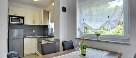 ثلاجة، ميكروويف، موقد طهي مسطح، ماكينة لصنع القهوة/الشاي