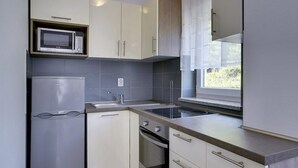Coffee/tea maker, fridge, microwave, stovetop - Apartments Robert (73676-A1) - Medulin (Medulin)