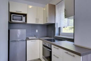 Coffee/tea maker, fridge, microwave, stovetop - Apartments Robert (73676-A1) - Medulin (Medulin)