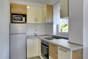 Réfrigérateur, micro-ondes, plaque de cuisson, cafetière/bouilloire