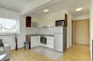Fridge, microwave, stovetop, dishwasher - Apartments Robert (73676-A5) - Medulin (Medulin)