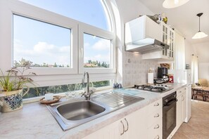 Fridge, stovetop, coffee/tea maker, cookware/dishes/utensils - Apartments Ivonne (73714-A1) - Liznjan (Liznjan)