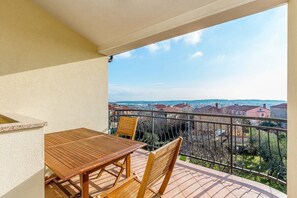 Outdoor dining - Apartments Ivonne (73714-A1) - Liznjan (Liznjan)