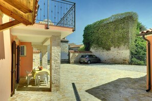 Outdoor dining - Apartments Susanna (73724-A1) - Liznjan (Liznjan)