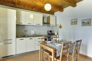 Wasserkocher mit Kaffee-/Teezubehör, Kühlschrank, Herdplatte, Toaster