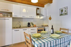 Fridge, stovetop, coffee/tea maker, toaster - Apartments Susanna (73724-A2) - Liznjan (Liznjan)