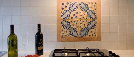 Réfrigérateur, four à micro-ondes, vaisselle et ustensiles