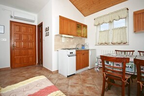 Refrigerador, parrilla de estufa y cafetera y tetera 