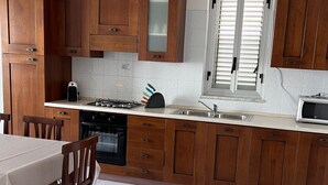 Jääkaappi, mikroaaltouuni, uuni, keittoastiat/astiat/ruokailuvälineet