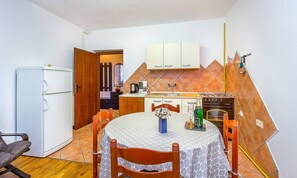 Coffee/tea maker, fridge, microwave, stovetop - Apartments Dragica (73779-A3) - Valbandon (Valbandon)