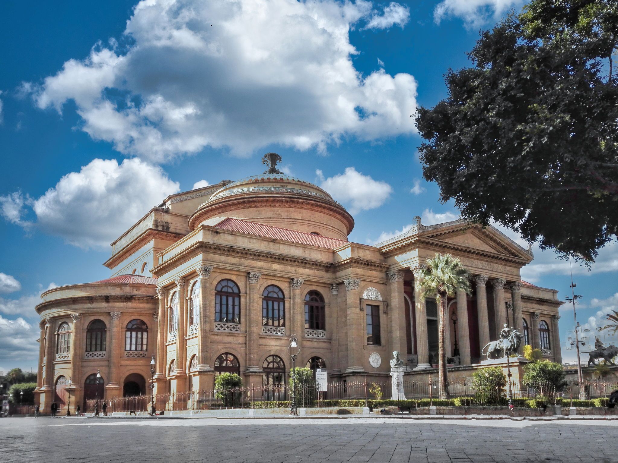 Un edificio histórico con arquitectura clásica, que presenta una cúpula central y alas simétricas.