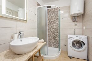 Shower, free toiletries, towels - Apartment Niko (73832-A2) - Medulin (Medulin)