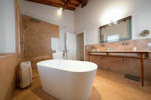 Shower, hair dryer, bidet, towels - Villa Parigi, elegant designer Villa in Chianti, Pool & Concierge, WiFi, A/C (San Gusmé)