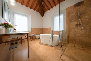 Bruser, hårtørrer, bidet, håndklæder