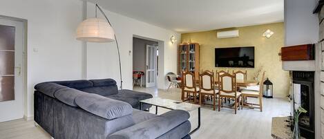 Una televisión, una mesa de tenis de mesa