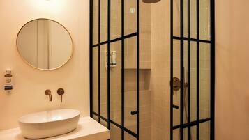 Comfort Apartment, Balcony, City View | Bathroom | Hair dryer, towels, toilet paper