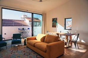 Apartamento luxo, sacada, vista para a cidade | Área de estar