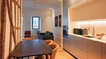 Comfort appartement, balkon, uitzicht op stad | Privékeuken | Een koelkast, een magnetron, een oven, een kookplaat