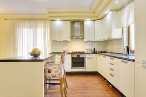 Kühlschrank, Mikrowelle, Herdplatte, Geschirrspüler
