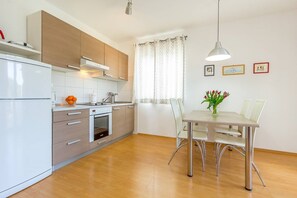 Wasserkocher mit Kaffee-/Teezubehör, Kühlschrank, Herdplatte