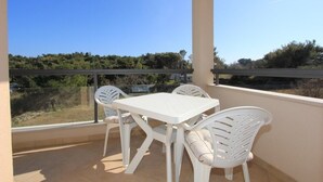 Outdoor dining - Apartments Vedrana (73881-A2) - Premantura (Premantura)