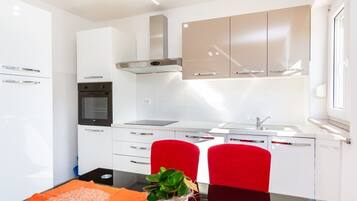 Coffee/tea maker, fridge, microwave, stovetop