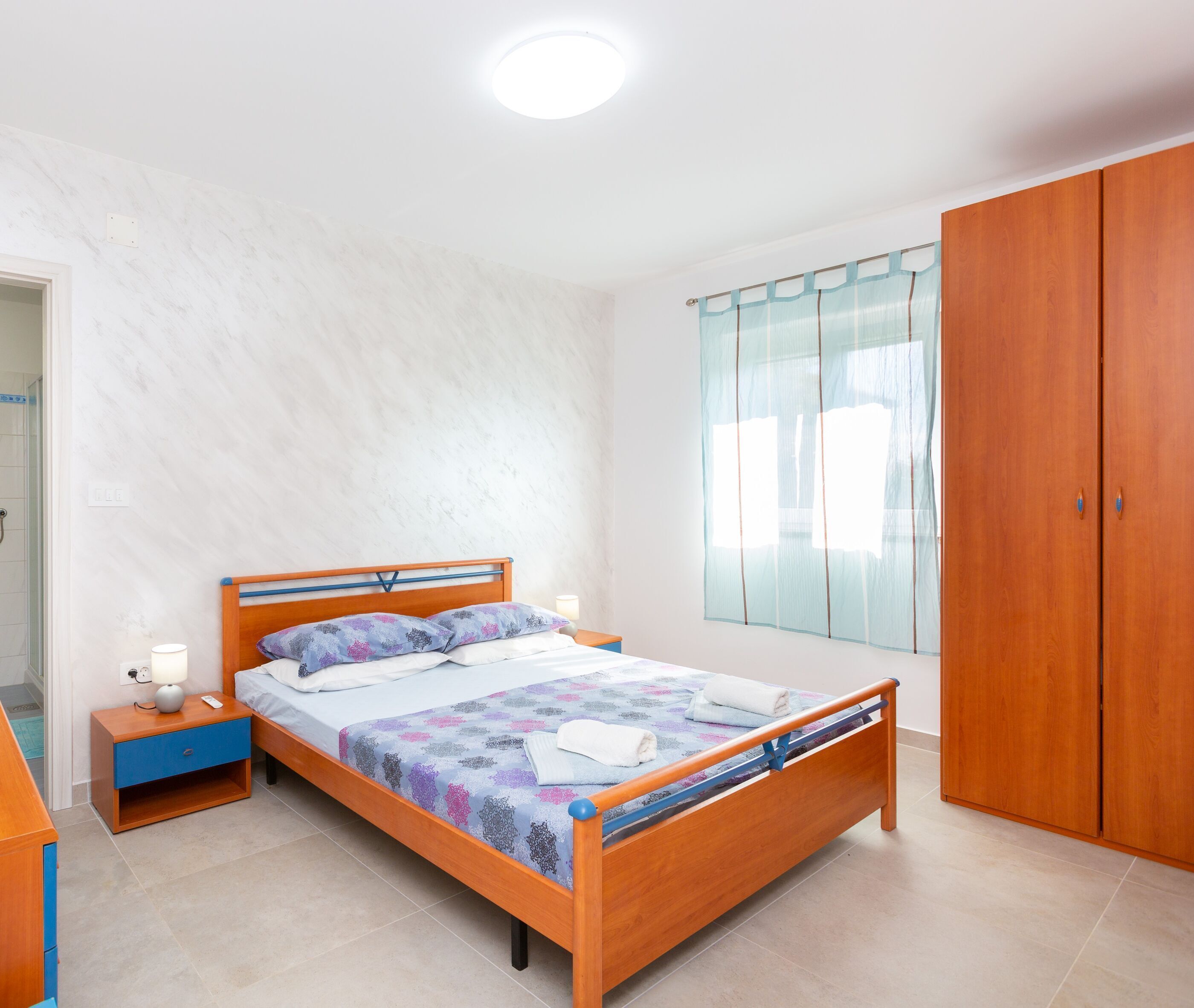 4 bedrooms, internet, bed sheets