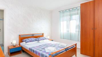 4 bedrooms, internet, bed sheets