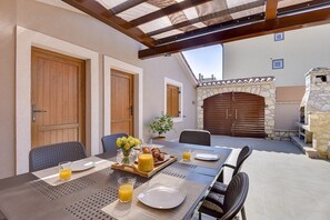 Outdoor dining - Villa Magnifica (73902-K1) - Pula (Pula)