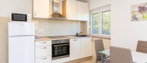 雪櫃、微波爐、爐具、洗碗機