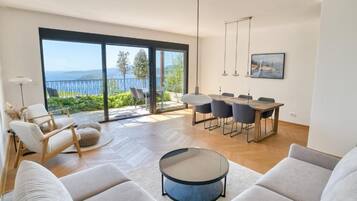 พรีเมียมอพาร์ทเมนท์, วิวทะเล | บริเวณนั่งเล่น