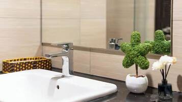 Badewanne und Dusche (separat), Hydromassagedusche