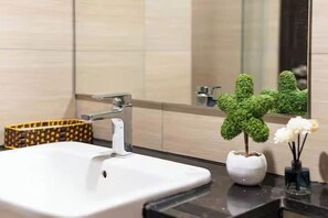 Separate bathtub and shower, hydromassage showerhead - Vertex Luxstay Zenity Dmension Residence (Cau Ong Lanh)