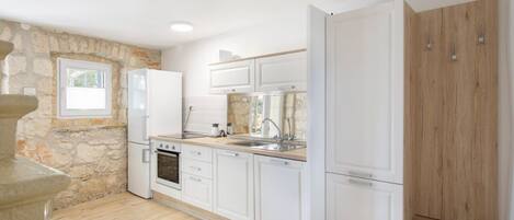 Fridge, microwave, stovetop, dishwasher