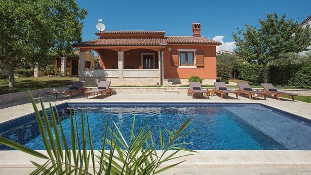 A two-story house with a swimming pool, outdoor seating, and a garden. - Villa Maria Betiga (73946-K1) - Fazana (Fazana)