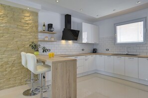 Fridge, microwave, stovetop, dishwasher - Villa Zeus (73952-K1) - Pula (Pula)